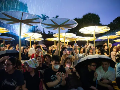 Đội mưa tầm tã xem tour đêm miễn phí tại Văn Miếu