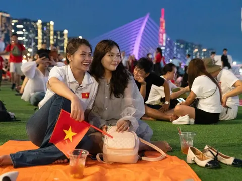 Trải thảm ăn bánh mì, trứng luộc chờ xem bắn đại bác ở Bến Bạch Đằng