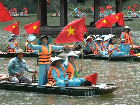 1.100 khách mặc áo dài đi thuyền lập kỷ lục ở Tràng An
