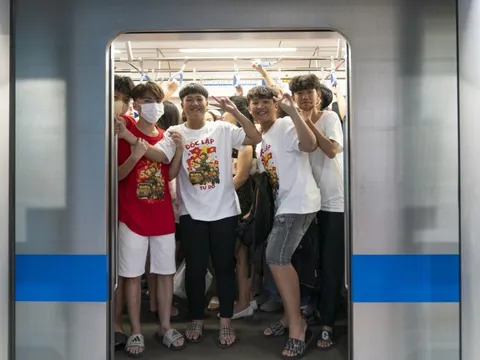 Metro chật kín ngày sơ duyệt diễu binh