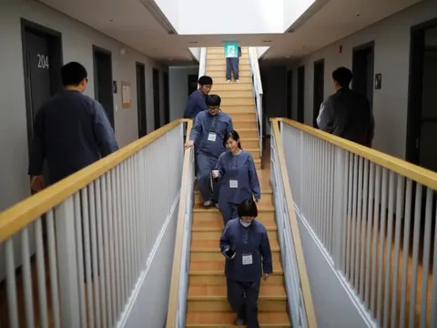 Khách sạn thiếu thốn, chật hẹp phục vụ khách thích 'ở tù' tại Hàn Quốc