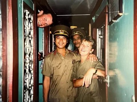 Ông Tây 'dẫn lối' khách nước ngoài đến Việt Nam thời mới mở cửa