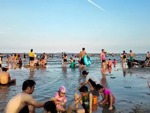 Biển Đà Nẵng đông nghịt người 'trốn nóng'