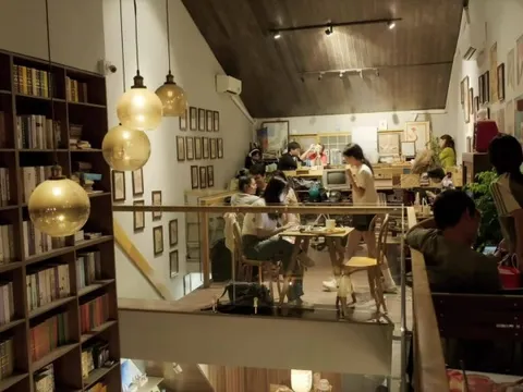 Hàng quán mở xuyên đêm kín khách chờ xem diễu binh 30/4