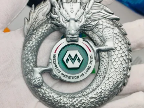 Hình tượng rồng trên huy chương giải chạy bên vịnh di sản