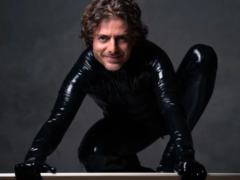 Đầu bếp Michelin mặc đồ cao su bó sát để nấu ăn ngon