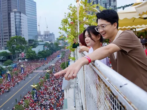 View xem diễu binh từ khách sạn 5 sao trên phố Nguyễn Huệ