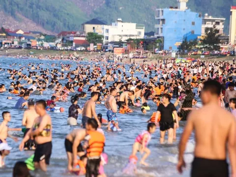 Nghìn nghịt khách tại bãi biển Thiên Cầm