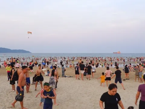 Biển Đà Nẵng đến tối vẫn đông