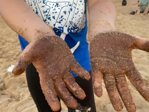 Dầu vón cục dính đầy người tắm biển ở Phú Yên