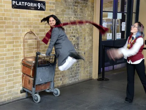 Sân ga 'xuyên qua tường' hút khách du lịch ở London