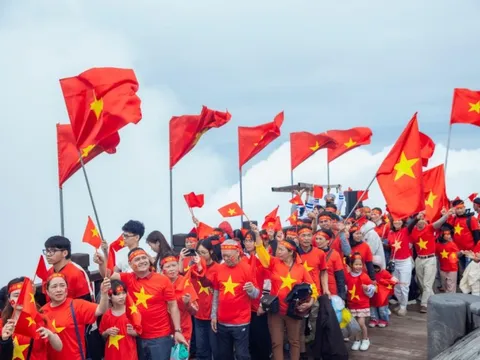 Hàng nghìn người đến Fansipan xem thượng cờ dịp lễ 30/4