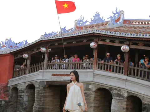 Dòng người ùn ùn đổ về Hội An