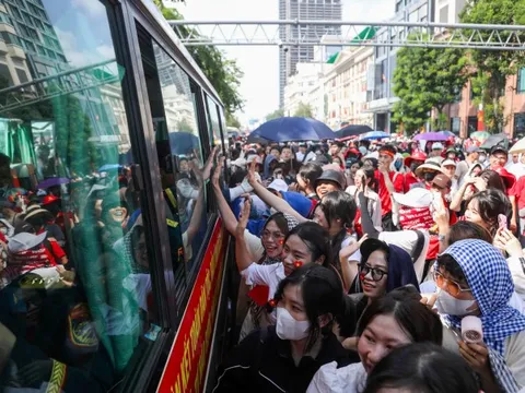 Khách quốc tế phấn khích với không khí người Việt xem diễu binh