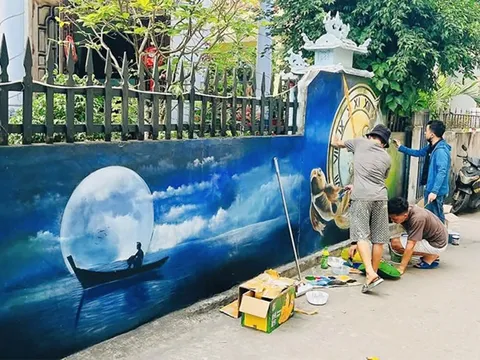 Làm mới tranh ở làng bích họa Cảnh Dương