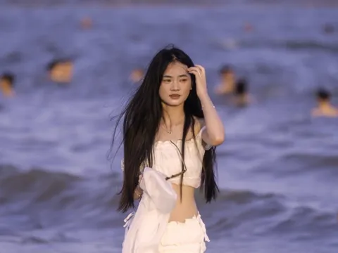 Nườm nượp 'giải nhiệt' ở biển Bãi Cháy