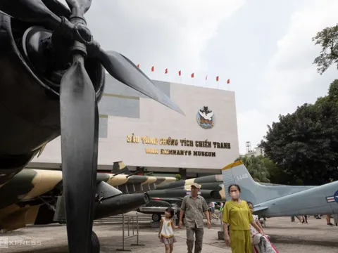 Khách nước ngoài bật khóc ở Bảo tàng Chứng tích Chiến tranh