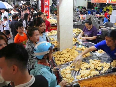 Chen nhau mua hải sản ở chợ nổi tiếng Hạ Long cuối kỳ nghỉ lễ