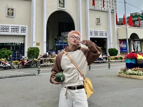 Sơn Tùng M-TP ôm dưa hấu check-in chợ Bến Thành