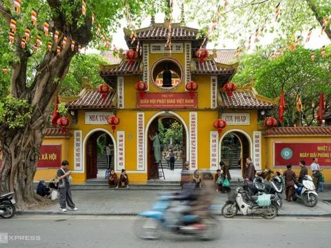 Chùa hơn 500 năm tuổi ở Hà Nội rước xá lợi Đức Phật