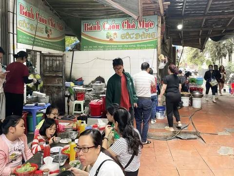 Quán bánh cuốn chả mực hơn 40 năm đông khách ở Hạ Long