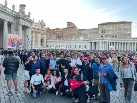 Khách Việt vỡ òa khi chứng kiến tân Giáo hoàng ra mắt