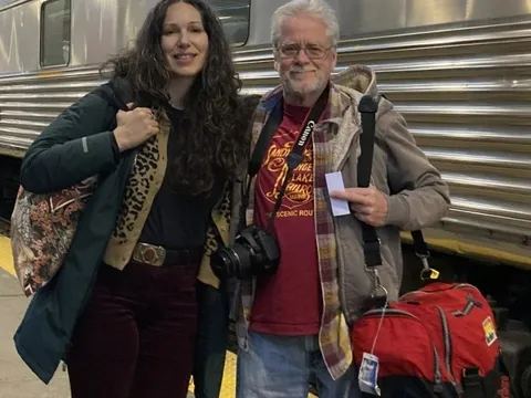 Hai người cùng mất bạn đời thành đôi bạn đi chu du thế giới