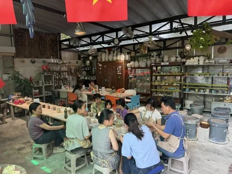 Thăm vườn gốm thủ công bên sông Sài Gòn