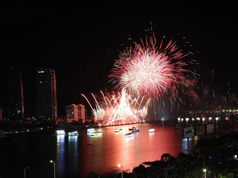 'Bỏng tay' giá vé du thuyền xem pháo hoa Đà Nẵng