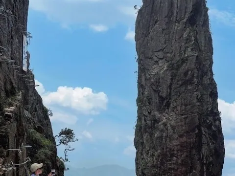 Khu du lịch cho khách ngủ trên vách núi