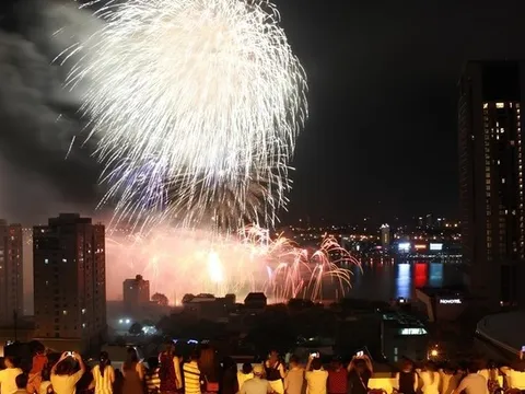 Đua nhau bán chỗ ngồi sân thượng xem pháo hoa Đà Nẵng