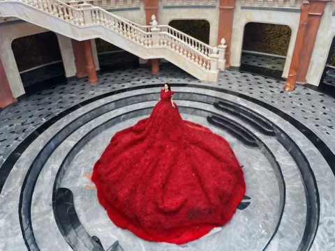 Chiếc váy được kết thành từ 19.999 bông hồng trên đỉnh Bà Nà Hills