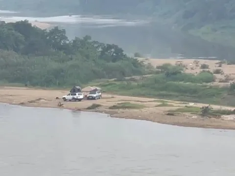 Ôtô mắc kẹt giữa sông sau đêm cắm trại ở Tuyên Quang