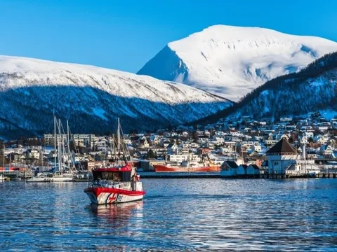 Nơi Mặt Trời mọc lúc nửa đêm