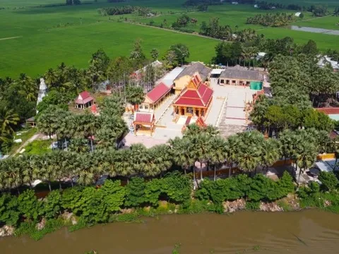 Ngôi chùa với hàng trăm cây thốt nốt cổ thụ