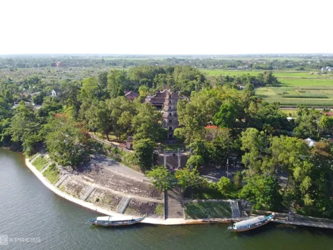 Du khách chiêm ngưỡng ôtô chở Bồ tát Thích Quảng Đức