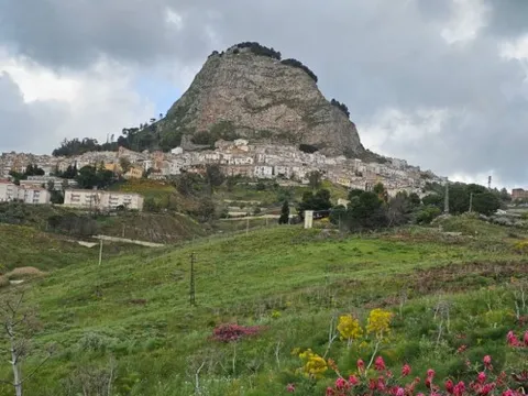 Người chuyên bán nhà giá 1 euro cho du khách ở Italy