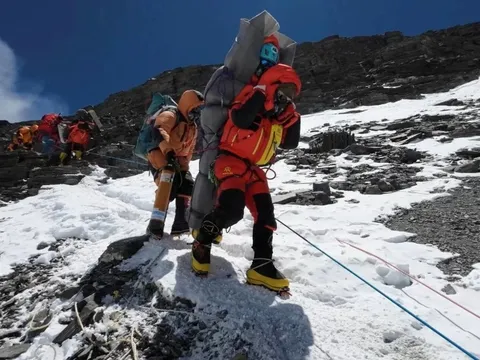 Nepal ra quy định mới làm thay đổi cuộc chơi trên đỉnh Everest