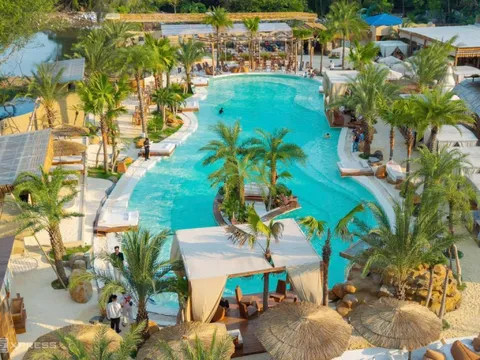 Quán cà phê 'bãi biển' hút khách tại TP HCM