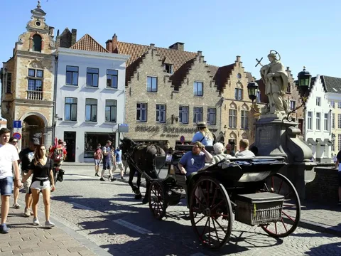 Thành phố Bỉ 'kêu cứu' vì khách trộm đá trên đường