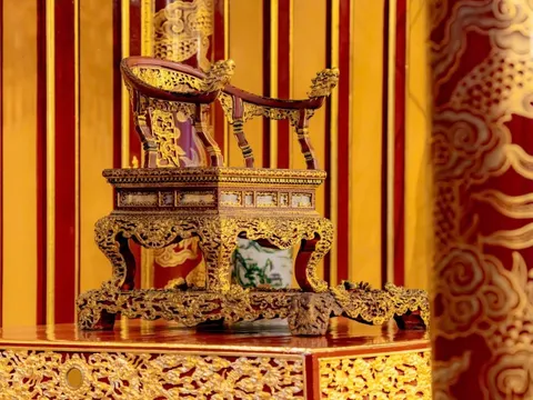 Cận cảnh ngai vua triều Nguyễn trước khi bị kẻ 'loạn thần' phá hỏng