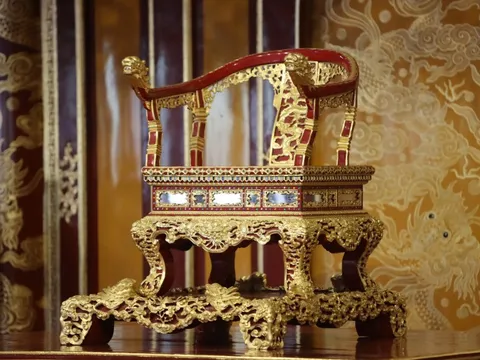 Một tiếng trước khi ngai vàng triều Nguyễn bị đập gãy