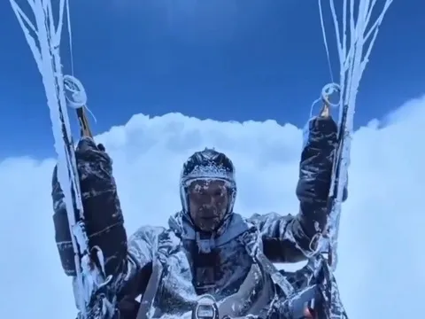 'Đóng băng' ở độ cao 8.598 m khi chơi dù lượn ở Trung Quốc