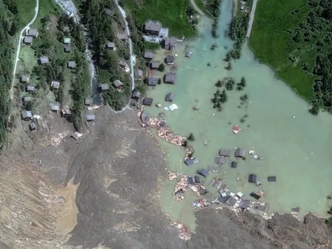 Cảnh ngôi làng ở Thuỵ Sĩ chìm trong nước qua ảnh vệ tinh