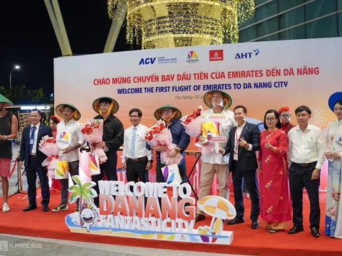Đà Nẵng đón hơn 300 khách đầu tiên của Emirates bằng nón lá
