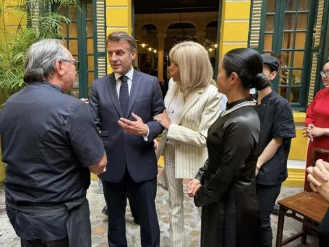 Bữa trưa với bún riêu, nem rán của Tổng thống Pháp ở Hà Nội