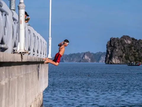 Bão cuốn bay phao quây bãi tắm Hạ Long, 9 tháng sau chưa lắp lại
