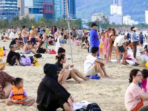 Nghìn người kéo nhau tắm biển giải nhiệt ở Đà Nẵng