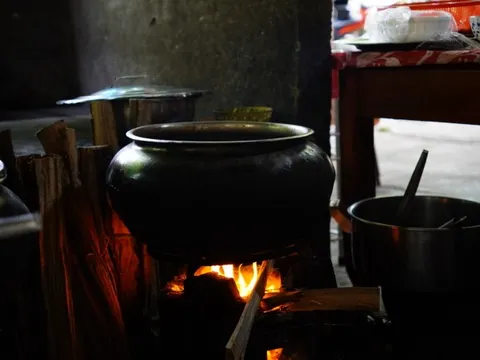 Bún bò lò củi 60 năm tại Huế