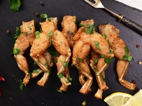 Món chân ếch gây tranh cãi của người Pháp